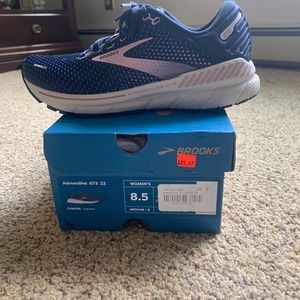New Brooks Adrenaline GTS 22 Women’s shoe